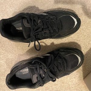 New balance 990 tennis shoes in excellent condition. Just need to wipe down.